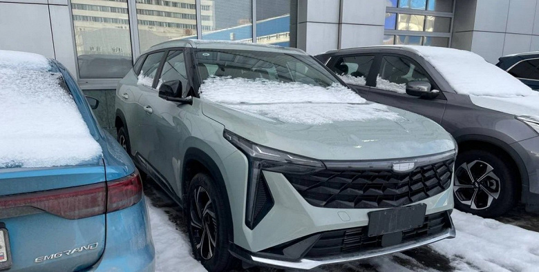 В России выйдет другая версия нового Geely Atlas — машины уже приехали